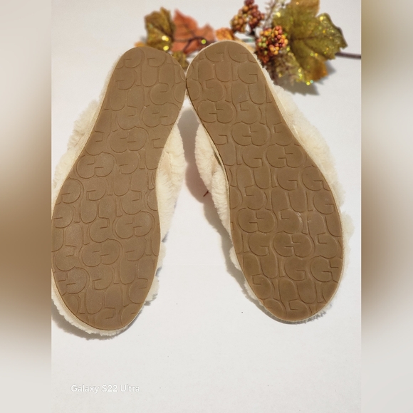 UGG Cream Fuzzy Slippers - Picture 4 of 6